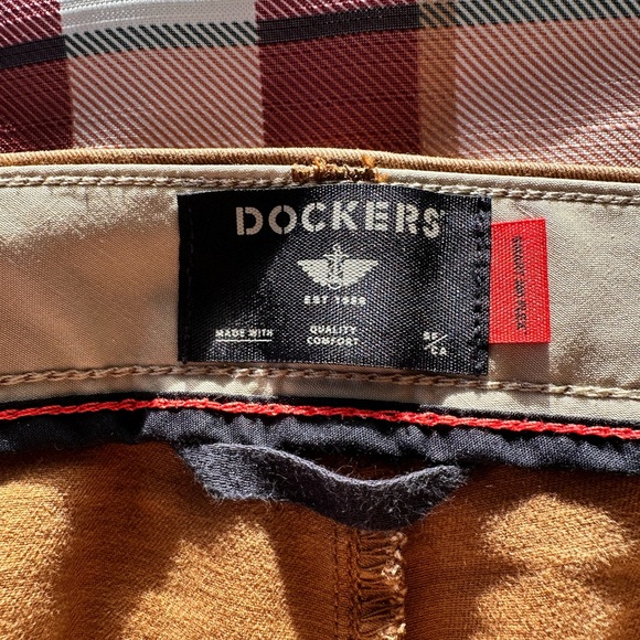 Dockers Slim fit khakis size 40-32. 
EUC no stains or blemishes. - Picture 3 of 5
